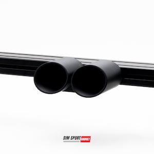 以下が含まれることがあります： 2つの円筒形排気管を備えた黒色の排気システムのクローズアップ。パイプは黒いバーに取り付けられています。画像は白い背景に設定されています。「SIM SPORT GADGET」というテキストが右下にあります。