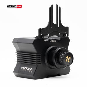Könnte beinhalten: Eine schwarze Moza Racing Direct-Drive-Wheelbase mit horizontal geripptem Seitendesign, einer vorderseitigen Schnellwechselnabe mit goldenen Kontaktstiften und einer vertikalen schwarzen Montagehalterung. Der Text MOZA RACING ist vorne aufgedruckt.