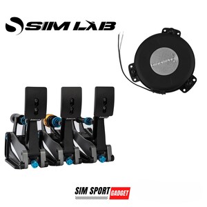 Puede incluir: Pedales de simulador de carreras negros con tres pedales, un pedal de freno, un pedal de embrague y un pedal de acelerador. Los pedales están conectados a una base negra. Los pedales están etiquetados como "SIM LAB". También se muestra un dispositivo redondo negro con un centro plateado.