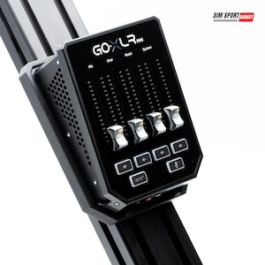 Peut inclure: Table de mixage audio GoXLR Mini noire avec des curseurs argentés et des boutons de commande. La table de mixage comporte des étiquettes pour Mic, Chat, Music et System. Le logo Sim Sport Gadget est dans le coin supérieur droit.