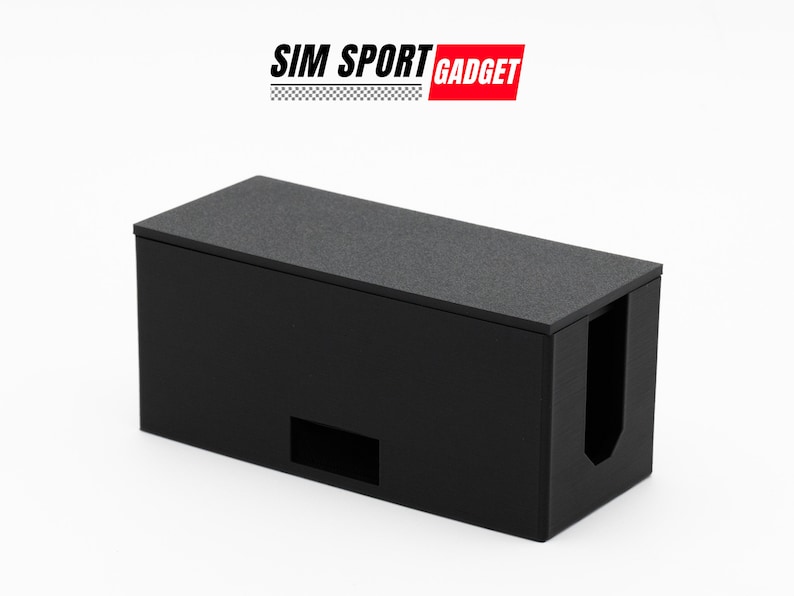 Pode incluir: Caixa de gest&atilde;o de cabos preta com uma ranhura para cabos e uma pequena abertura lateral. SIM SPORT GADGET est&aacute; impresso na parte superior da caixa.