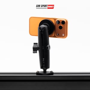 Könnte beinhalten: Schwarze Telefonhalterung mit einem orangefarbenen Telefon. Die Halterung hat ein Kugelgelenk und ist auf einer schwarzen Schiene montiert. Das Telefon hat eine Dreifach-Kamera. Der Text "SIM SPORT GADGET" befindet sich oben rechts.