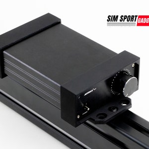 Peut inclure: Un amplificateur noir avec un bouton et un logo SIM SPORT GADGET. L'amplificateur est monté sur une voie noire.