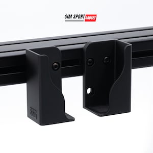 Puede incluir: Primer plano de soportes met&aacute;licos negros fijados a un riel negro. Los soportes tienen un dise&ntilde;o curvo y est&aacute;n asegurados con tornillos. El texto "SIM SPORT GADGET" se muestra en un rect&aacute;ngulo rojo y blanco.