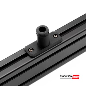 Op de afbeelding: Close-up van een zwart metalen onderdeel met een cilindrische paal en twee schroeven. Het onderdeel is gemonteerd op een zwarte, gegroefde rail. De tekst "SIM SPORT GADGET" is zichtbaar in de rechter benedenhoek.