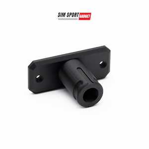 Puede incluir: Un gadget negro impreso en 3D con una base rectangular y un componente cilíndrico que se extiende desde ella. La base tiene dos agujeros circulares. El texto "SIM SPORT GADGET" se muestra en la esquina superior derecha.
