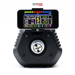 Puede incluir: Una base de volante de simulación de carreras negra con un teléfono inteligente montado que muestra un tablero digital con datos de telemetría, incluyendo RPM, combustible e información de vueltas. La pantalla muestra SIM SPORT GADGET y un logo Logitech.