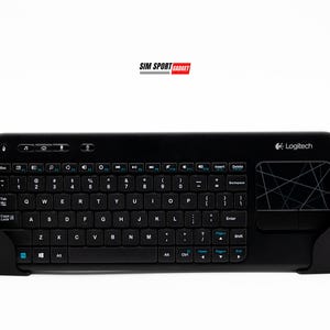 Puede incluir: Teclado inal&aacute;mbrico Logitech negro con panel t&aacute;ctil integrado. El teclado tiene un dise&ntilde;o QWERTY est&aacute;ndar, teclas de funci&oacute;n y teclado num&eacute;rico. El logotipo de Logitech es visible. Dise&ntilde;ado para ordenadores y otros dispositivos.