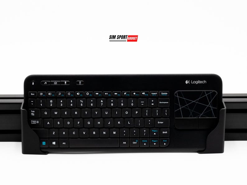 Puede incluir: Teclado inal&aacute;mbrico Logitech negro con panel t&aacute;ctil integrado. El teclado tiene un dise&ntilde;o QWERTY est&aacute;ndar, teclas de funci&oacute;n y teclado num&eacute;rico. El logotipo de Logitech es visible. Dise&ntilde;ado para ordenadores y otros dispositivos.