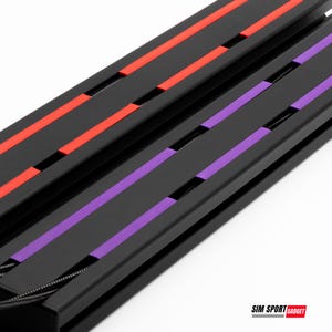 Può includere: Primo piano di un dispositivo in metallo nero con strisce rosse e viola. Il dispositivo ha linee parallele con spazi vuoti e le strisce sono uniformemente distanziate. Il logo "SIM SPORT GADGET" si trova nell'angolo in basso a destra.