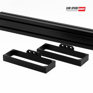 Puede incluir: Perfiles y soportes de extrusión de aluminio negro. La imagen muestra un perfil largo y ranurado y dos soportes rectangulares con orificios de montaje. El logotipo "SIM SPORT GADGET" es visible en la esquina superior derecha.