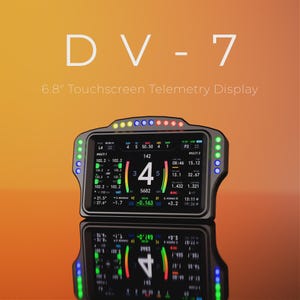 Könnte beinhalten: Ein 17,3 cm DV-7 Touchscreen-Telemetrie-Display mit schwarzem Gehäuse und integrierten LED-Anzeigeleuchten an der Oberseite und den Seiten. Der Bildschirm zeigt verschiedene Renndaten an, darunter Gangposition, Motordrehzahl und Kraftstoffstände.