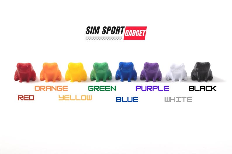 Puede incluir: Ocho figuras de ranas de colores: rojo, naranja, amarillo, verde, azul, morado, blanco y negro. El texto "SIM SPORT GADGET" aparece encima de las ranas, con el nombre de cada color debajo.