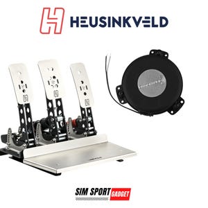Op de afbeelding: Een zwarte Heusinkveld Sim Racing pedalenset met drie pedalen, een metalen basis en een zwarte remcilinder. De pedalen zijn gemarkeerd met het Heusinkveld-logo. De remcilinder is met een zwarte kabel aan de basis bevestigd.