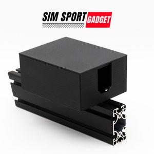 Pode incluir: Extrus&atilde;o de alum&iacute;nio preto com uma caixa de pl&aacute;stico preto no topo. A caixa tem um recorte para um cabo ou fio. O texto "SIM SPORT GADGET" &eacute; vis&iacute;vel no fundo.