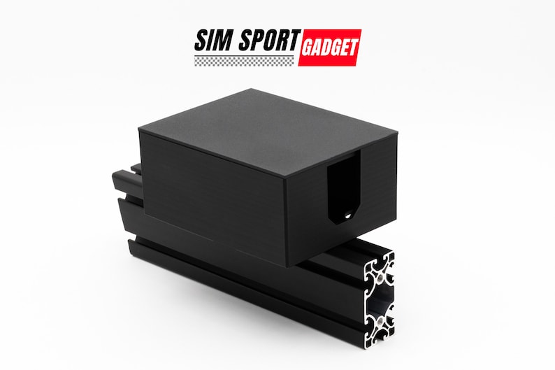 Pode incluir: Extrus&atilde;o de alum&iacute;nio preto com uma caixa de pl&aacute;stico preto no topo. A caixa tem um recorte para um cabo ou fio. O texto "SIM SPORT GADGET" &eacute; vis&iacute;vel no fundo.