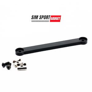 Può includere: Barra in plastica nera con due fori, due viti nere e due clip in metallo argentato. SIM SPORT GADGET è stampato in rosso su sfondo bianco.