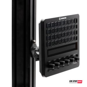 Puede incluir: Un panel de control Stream Deck negro con múltiples botones y perillas, montado en un soporte vertical negro. El panel tiene una pantalla y está sujeto con un soporte giratorio. El logotipo de Stream Deck es visible.