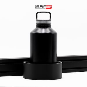 以下が含まれることがあります： グレーの蓋と持ち運び用のハンドルが付いた黒いウォーターボトル。ボトルは黒いコースターの上に置かれています。画像の上部中央に「SIM SPORT GADGET」というテキストが表示されています。