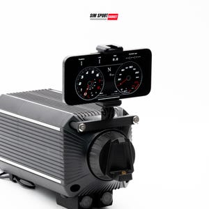 Peut inclure: Un simulateur de course noir avec un smartphone affichant une interface de tableau de bord de voiture. Le téléphone est monté sur un support noir. Le texte "SIM SPORT GADGET" est en rouge et blanc.