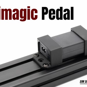 Puede incluir: Primer plano de un adaptador de corriente negro montado en un riel de metal negro. El adaptador tiene un cable de alimentación negro y un enchufe negro. El texto "SIM SPORT GADGET" es visible en el riel.