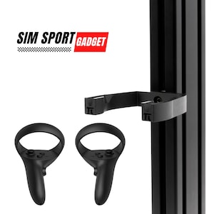 Puede incluir: Se muestran controladores de auriculares VR negros y un soporte de montaje negro. El soporte está fijado a un soporte vertical negro. El texto "SIM SPORT GADGET" está en la esquina superior izquierda.