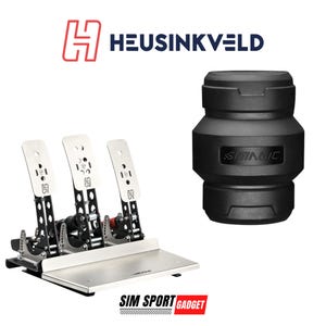 Op de afbeelding: Een racestuurpedaalset met drie zilveren pedalen en een zwart cilindrisch onderdeel. De pedalen zijn gemonteerd op een zilveren basis. De logo's Heusinkveld en Sim Sport Gadget zijn zichtbaar.