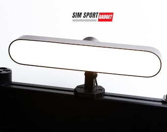 Puede incluir: Una barra de luz LED ovalada negra con una fuente de luz blanca. La barra de luz está montada en un soporte de metal negro con un tornillo.