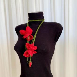 Felt necklace, Red skinny scarf, Felt flower scarf necklace,Green flower scarf, Fall scarf, Wedding accessories, Leaf necklace,Wool scarf