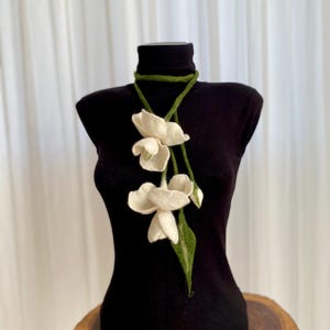 Felt necklace, White skinny scarf, Felt flower scarf necklace,Green flower scarf, Fall scarf, Wedding accessories, Leaf necklace,Wool scarf