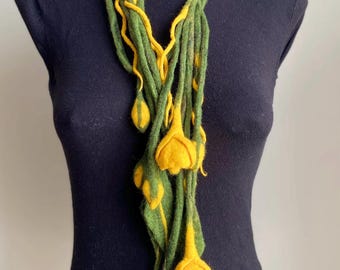 Collana con laccio in feltro: gioielli boho con fiori gialli in lana merino