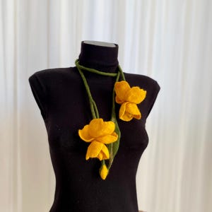 Felt necklace, Yellow skinny scarf, Felt flower scarf necklace,Green flower scarf, Fall scarf, Wedding accessories, Leaf necklace,Wool scarf