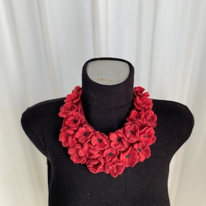 Felted flower necklace, Red flower necklace, Felt jewelry, Embroidered necklace, Christmas necklace, Valentine’s Day, Wool jewelry, Gift