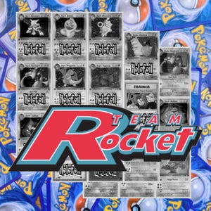 Könnte beinhalten: Eine Sammlung von Pokémon-Sammelkarten in Graustufen, mit verschiedenen Charakteren und dem "Team Rocket"-Logo in Rot, Blau und Schwarz. Auf einigen Karten ist der Text "Holofoil" zu sehen. Im Hintergrund befinden sich weitere Pokémon-Karten.
