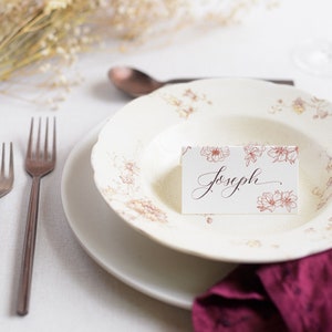Marque-place en papier floral terre cuite automne, marque-places de mariage personnalisé automne, calligraphie, faire-part de table, décoration de mariage automne