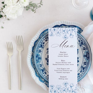 Menú de boda con motivos florales chinoiserie, menú elegante, decoración de boda de porcelana, menú azul y blanco, arte floral, diseño de menú personalizado
