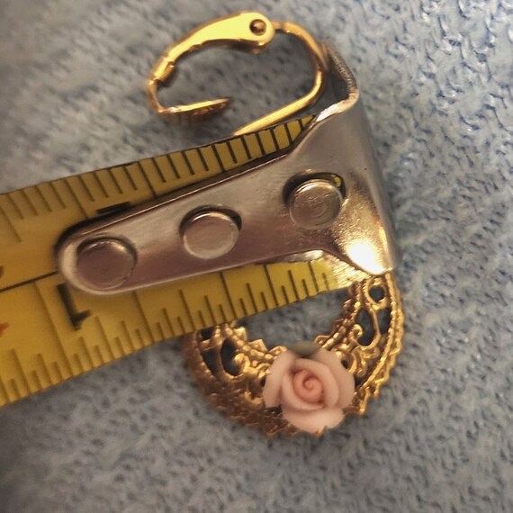 Boucles D'oreilles Clips Vintage Années 60 - Roses En Porcelaine Sur Monture Laiton Doré - Diamètre 24mm