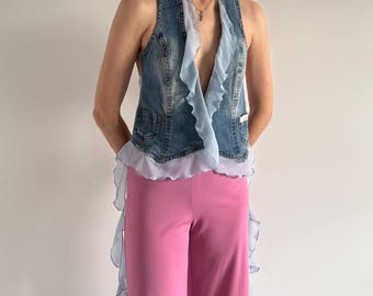 Esclusivo gilet in denim azzurro chiaro senza schienale: un capo trendy da indossare a strati.