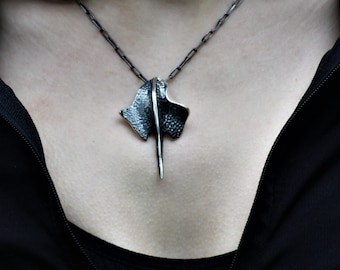 Colgante de raya de plata de ley oxidada: Joyería de raya manta