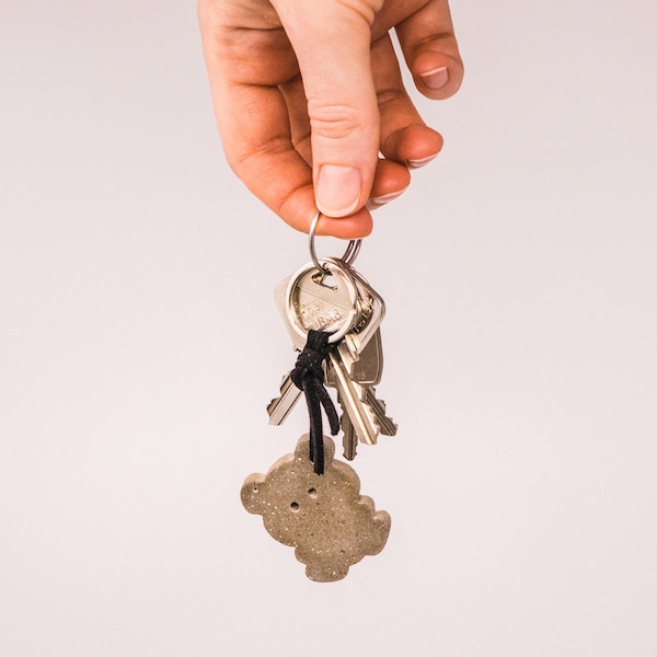 Süßer Bärchen Schlüsselanhänger aus Beton | Minimalistischer Teddy Bär Design Anhänger für Taschen, Rücksäcke, Hausschlüssel + Autoschlüssel
