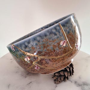 Cuenco Kintsugi, flores pintadas a mano, hecho en Japón.