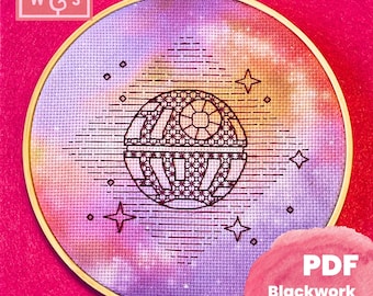 Può includere: Un motivo a punto croce viola, arancione e rosa con un disegno a punto nero della Morte Nera di Star Wars. Il motivo è in un telaio da ricamo in legno. Il testo "PDF Blackwork Pattern" è su uno sfondo rosa.