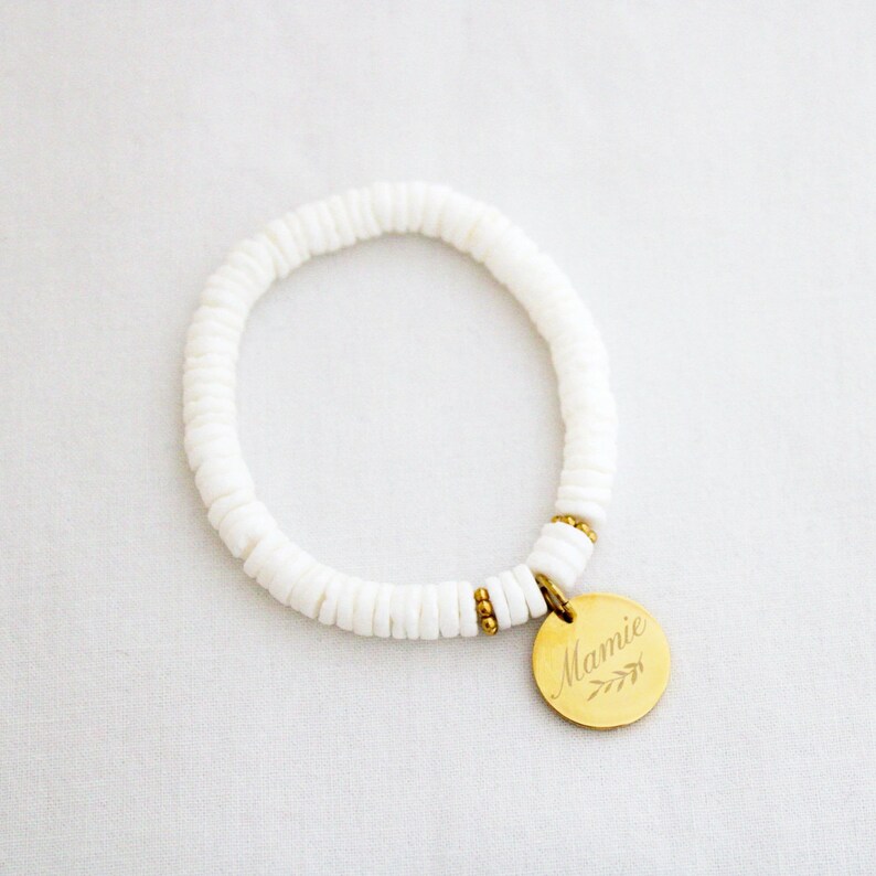 Bracelet élastique personnalisé médaille à graver perles HEISHI en coquillage naturel fête des mères, cadeau personnalisé, bracelet prénom image 2