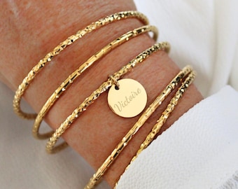 Bracelet jonc personnalisé avec médaille à graver en acier doré ∙ cadeau personnalisé, bijoux femme, cadeau pour elle, annonce grossesse