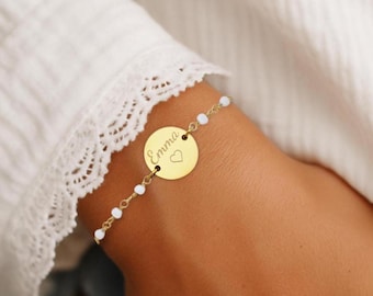 Bracelet personnalisé avec médaille à graver chaine perles facettées blanches en acier ∙ cadeau personnalisé, bijoux femme, cadeau pour elle