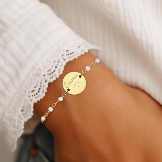 Bracelet personnalisé avec médaille à graver chaine perles facettées blanches en acier ∙ cadeau personnalisé, bijoux femme, cadeau pour elle