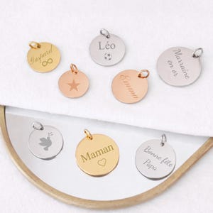 Peut inclure: Collection de pendentifs ronds personnalisés en or, or rose et argent. Chaque pendentif présente des gravures de noms, de phrases et de symboles tels qu'une étoile, le symbole de l'infini, un ballon de foot, une colombe et un cœur.