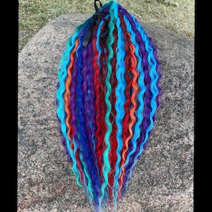 krullende synthetische dreads extensions. Synthetische dreadlocks