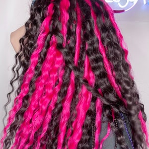 Mix donkerbruine + frambozenroze krullende synthetische dreads extensions. Synthetische dreadlocks