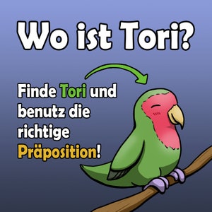 Könnte beinhalten: Ein grüner und rosa Vogel mit einem fröhlichen Ausdruck sitzt auf einem Ast. Der Text "Wo ist Tori?" befindet sich oben im Bild. Der Text "Finde Tori und benutz die richtige Präposition!" befindet sich unter dem Vogel.